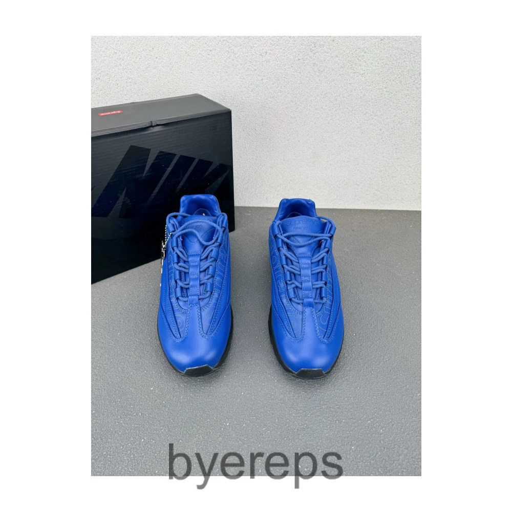 Nike Air Max 95 x Supreme — photo 2 of 4