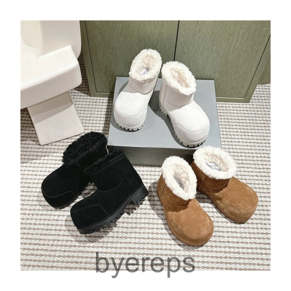 Balenciaga Alaska Fur Boots — photo 2 of 4