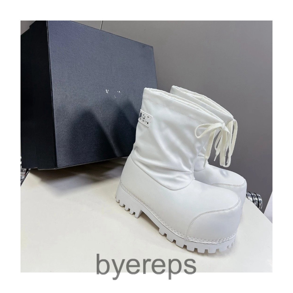 Balenciaga Alaska Shor Tub Fur Boots — photo 4 of 4