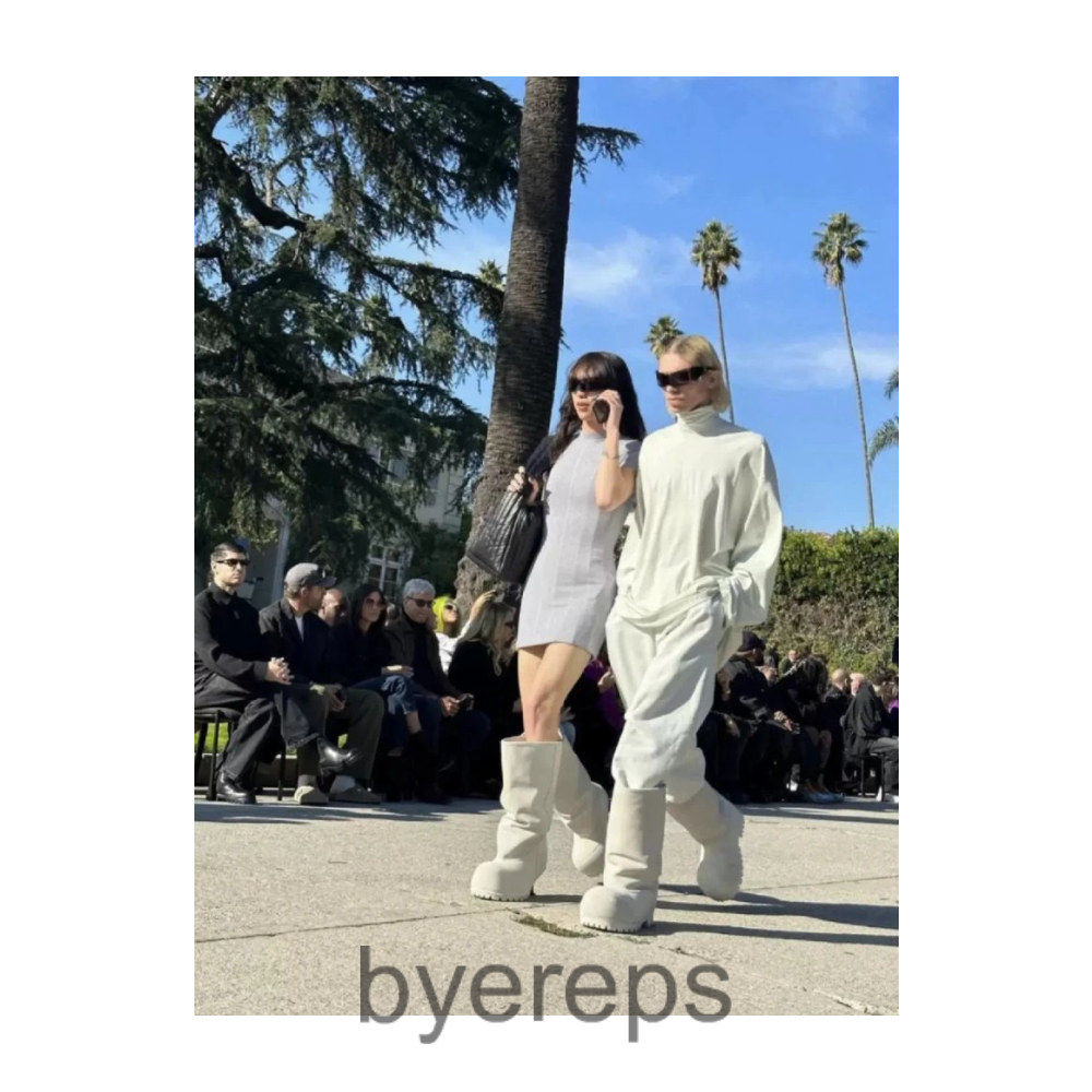 Balenciaga Baggy Sweatpants — photo 3 of 4