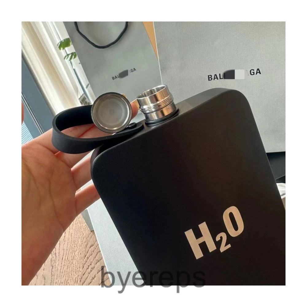 Balenciaga Hydro Flask — photo 3 of 4