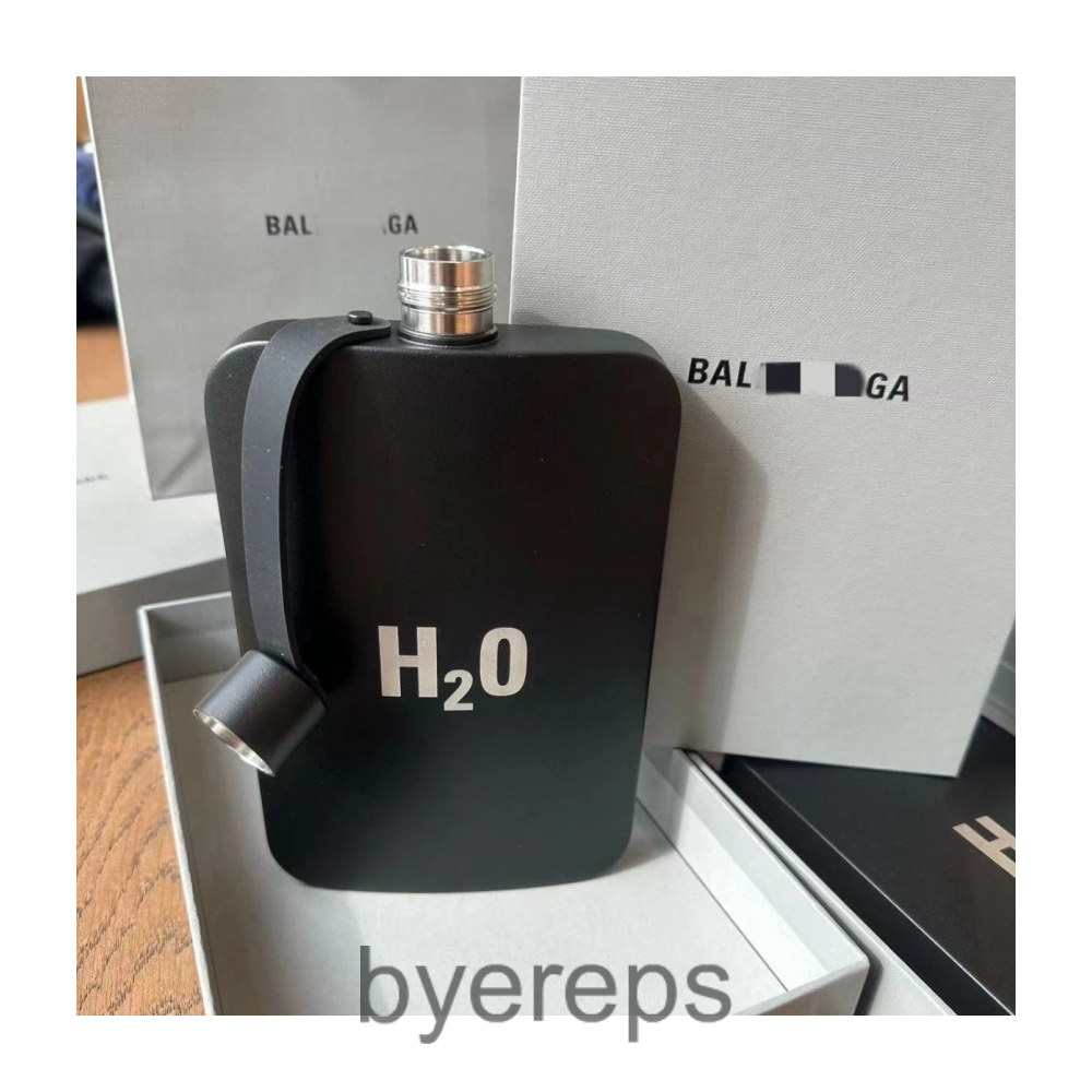 Balenciaga Hydro Flask — photo 4 of 4
