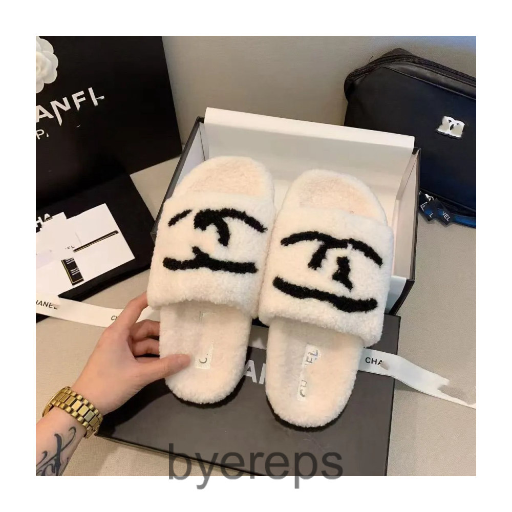 Balenciaga leopard fur slides — photo 2 of 4
