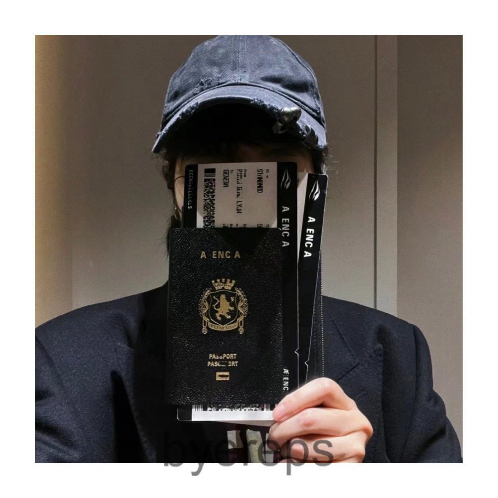 Balenciaga Passport — photo 2 of 4