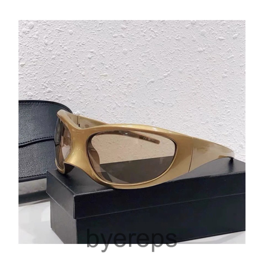Balenciaga Skincat Classes — photo 2 of 4