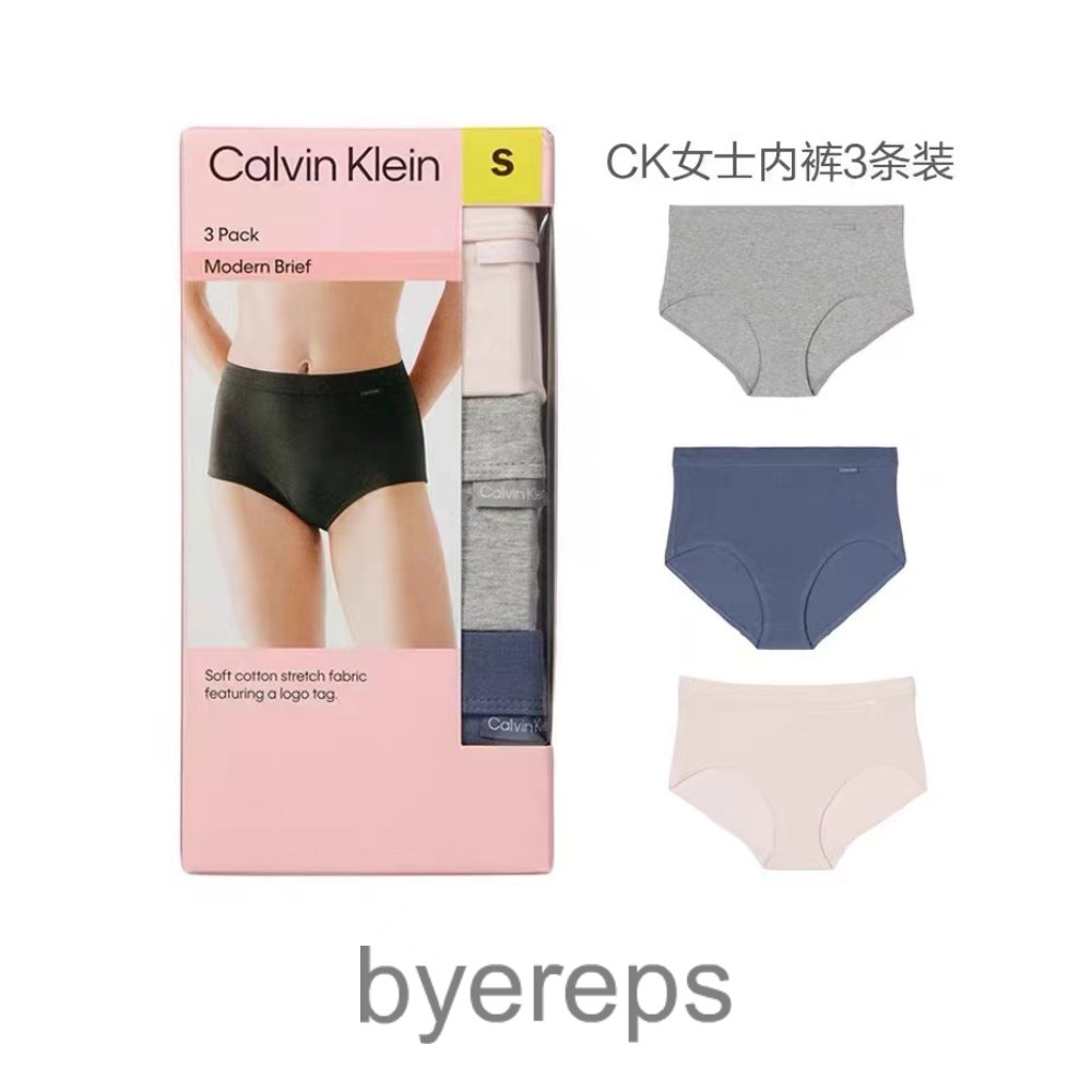 Calvin Klein — photo 2 of 4