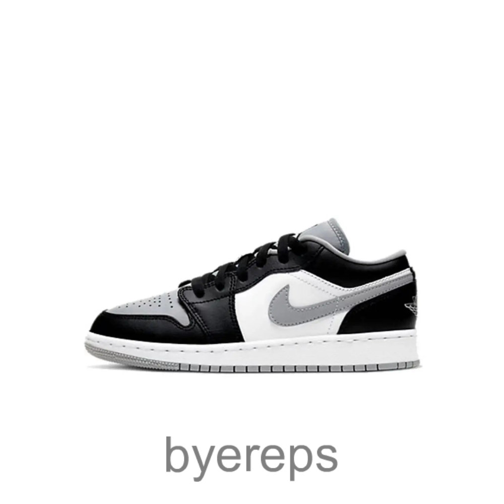 Jordan 1 Light Smoke Grey (lots of cw)