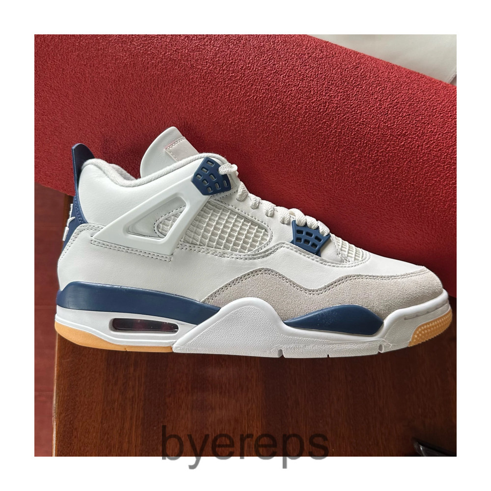 Jordan 4 Retro Travis Scott Friends and Family — photo 3 of 4