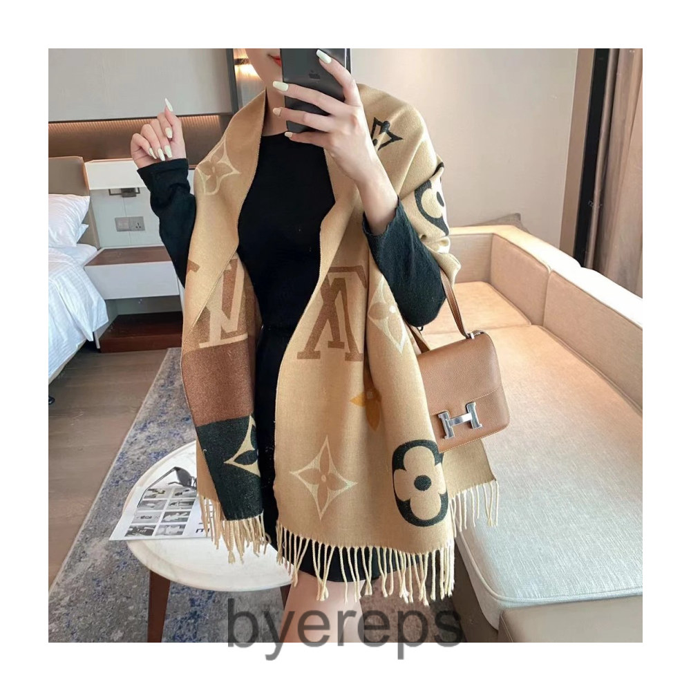 Louis Vuitton Scarf — photo 2 of 4