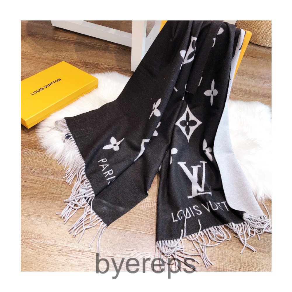 Louis Vuitton Scarf — photo 4 of 4