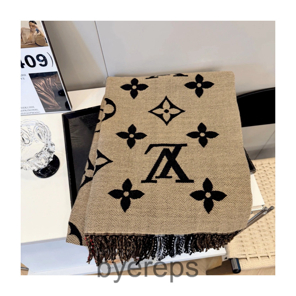Louis Vuitton Scarf — photo 2 of 4