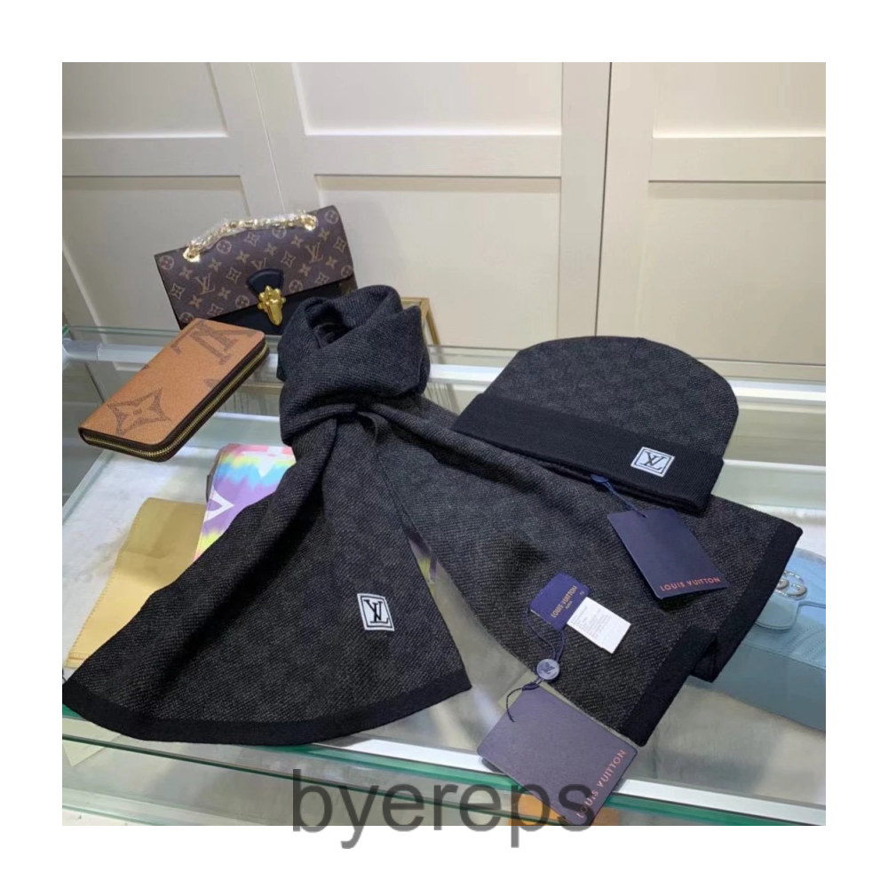 Louis Vuitton Scarf — photo 2 of 4