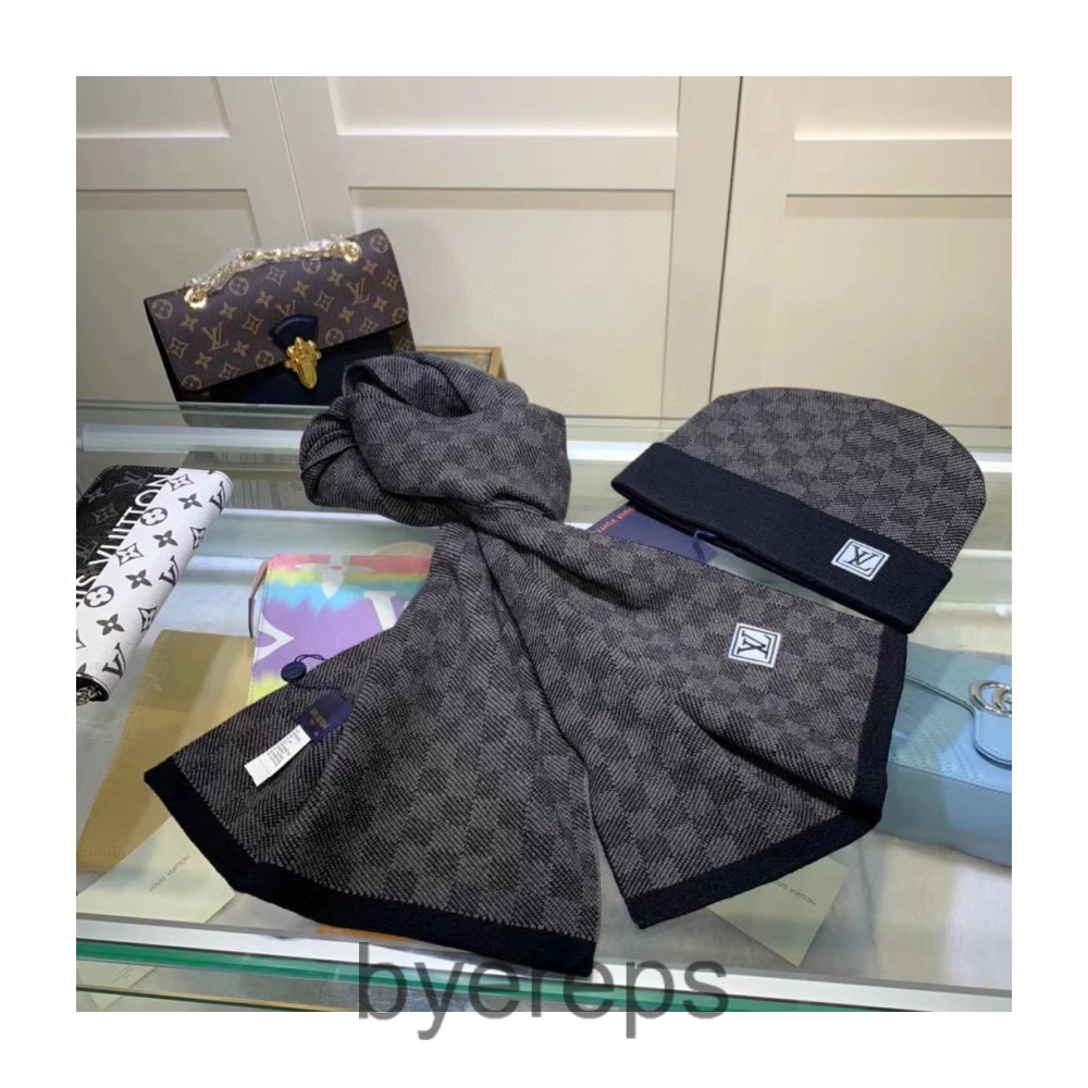 Louis Vuitton Scarf — photo 3 of 4