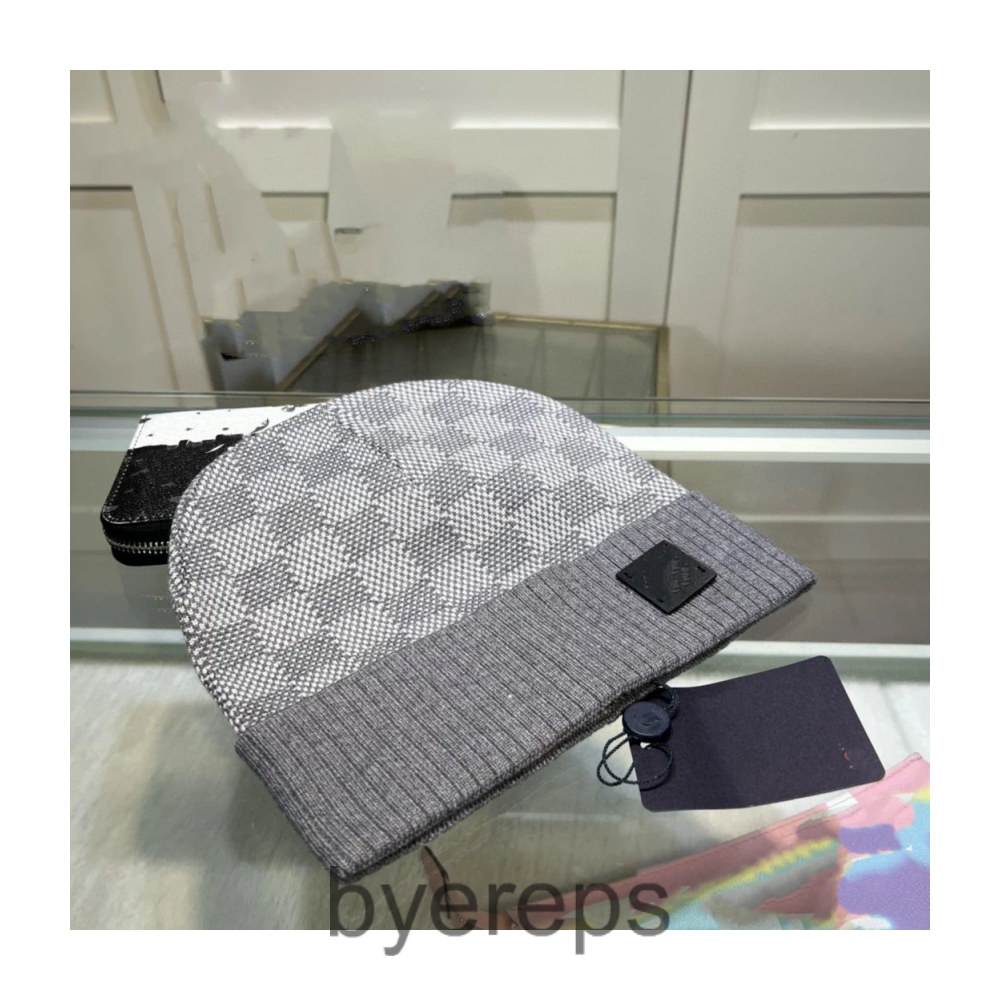 Louis Vuitton LV Beanie (a lot of cw) — photo 4 of 4