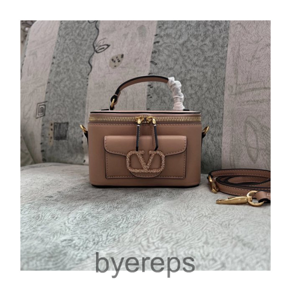Model: 1086 GARAVANI mini LOC calf leather box bag