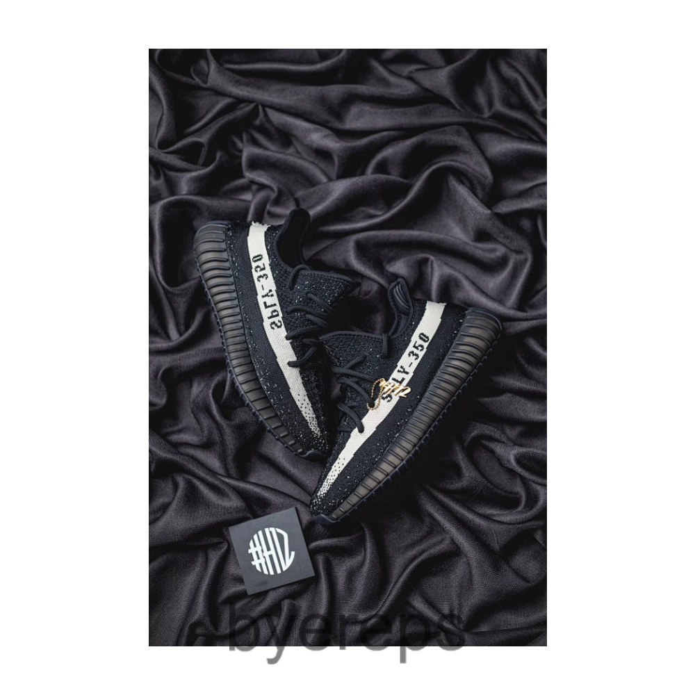 N499430 调价福利??H12系列 Yeezy 350V2 黑白配色 万邦客供辰元原厂鞋面 原厂鞋带 深圳高斯原厂马克线 过油巴斯夫满钉大底 原厂模具成型 正确后跟外翻弧度 区别市面一切版本 均不...