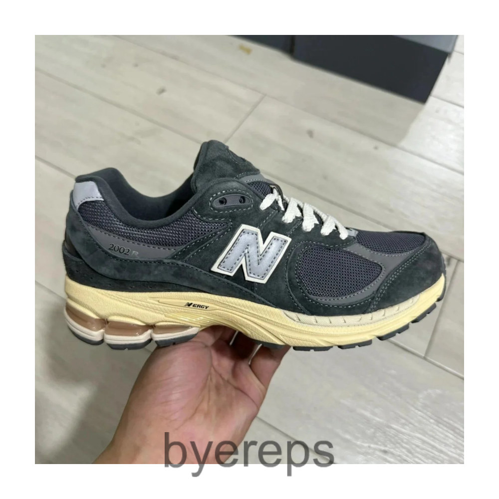 New Balance 2002r — photo 2 of 4