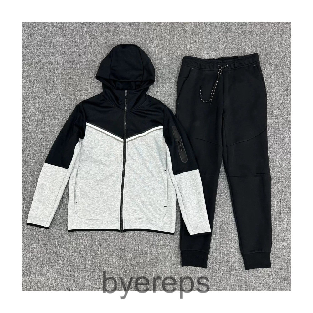 Nike Tech Fleece — photo 2 of 4
