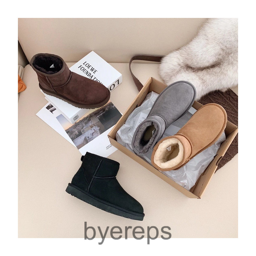 UGG Clasic Mini II — photo 2 of 4