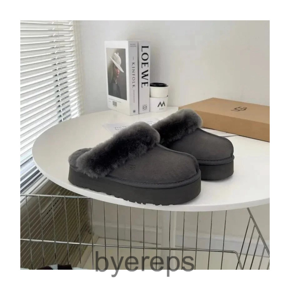 UGG Snow Boots — photo 2 of 4