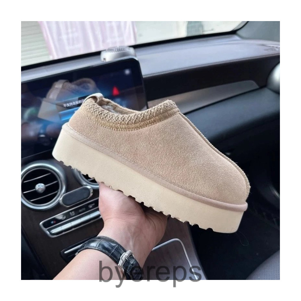 Ugg tasman boots — photo 2 of 4
