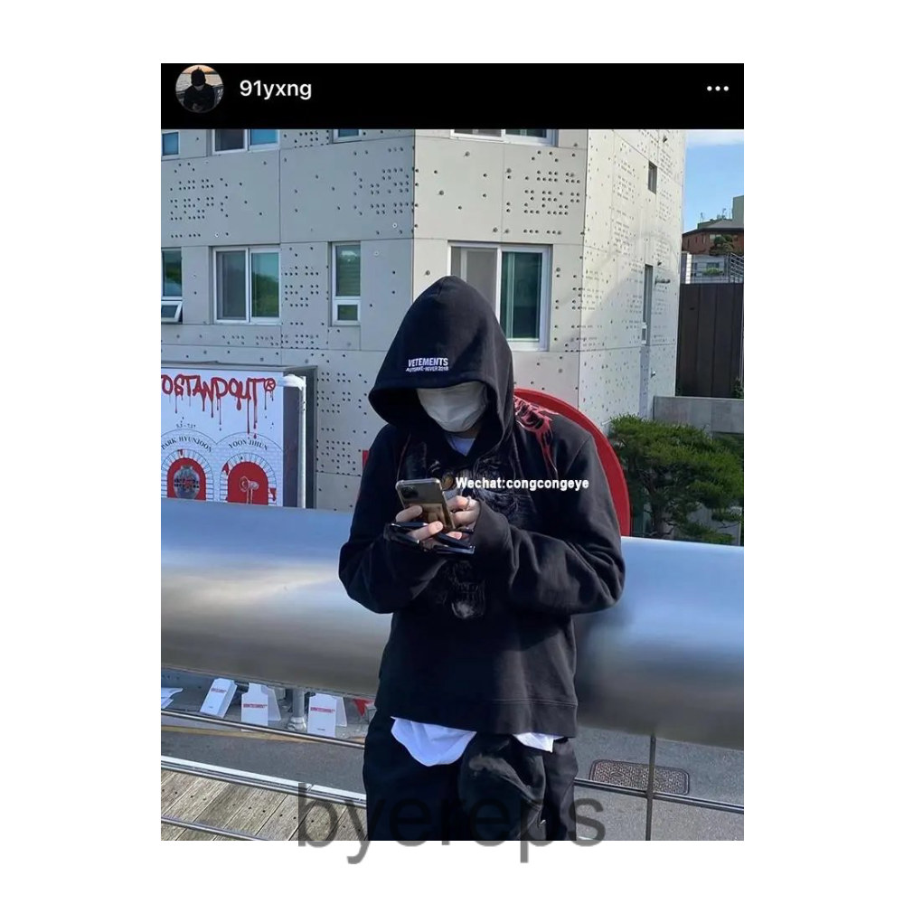 VETEMENTS Misplaced Skull Hoodie — photo 3 of 3