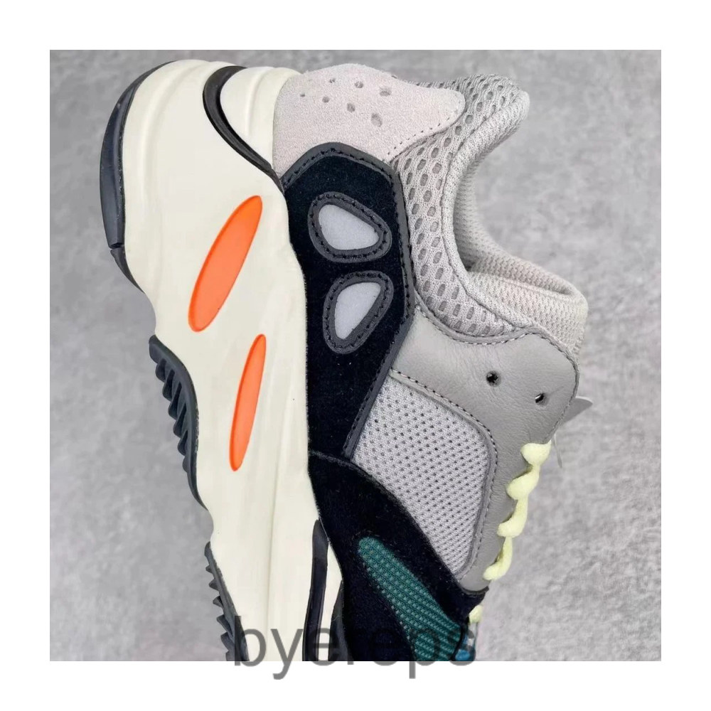 Yeezy 700 — photo 2 of 4