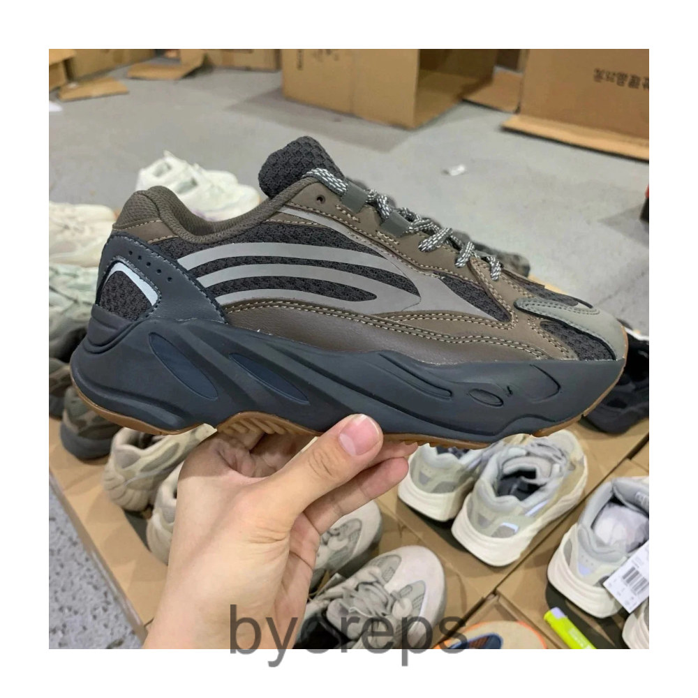 Adidas Yeezy 700 — photo 2 of 4