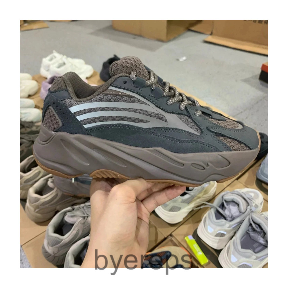 Adidas Yeezy 700 — photo 4 of 4