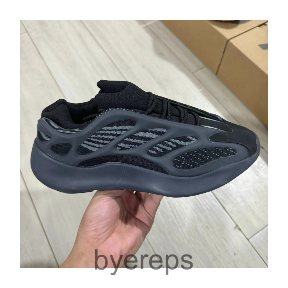 Adidas Yeezy 700 v2 — photo 2 of 4