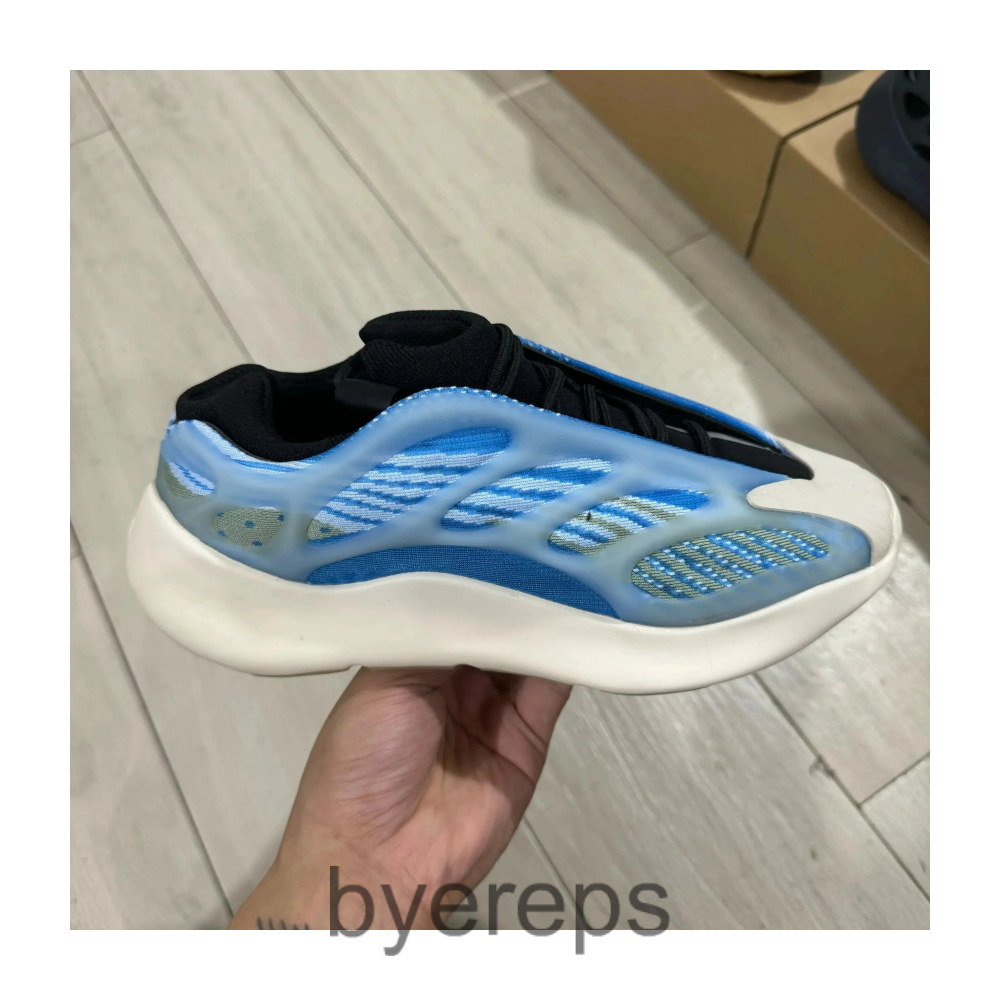 Adidas Yeezy 700 v2 — photo 3 of 4
