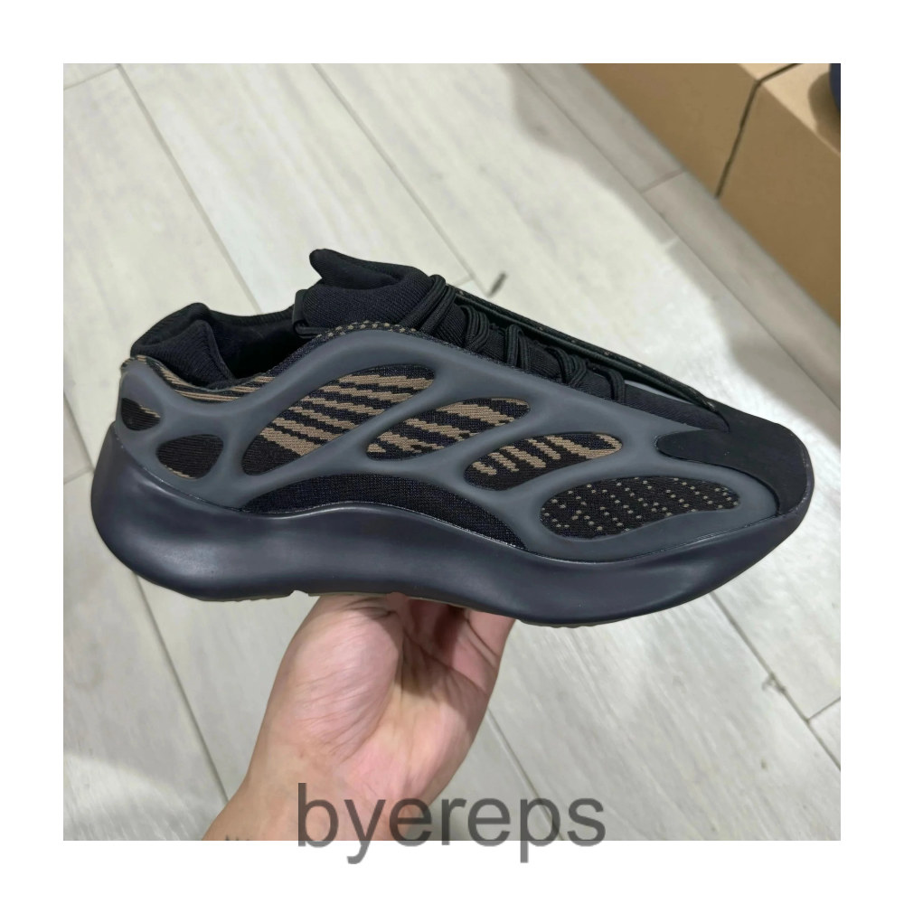Adidas Yeezy 700 v2 — photo 4 of 4