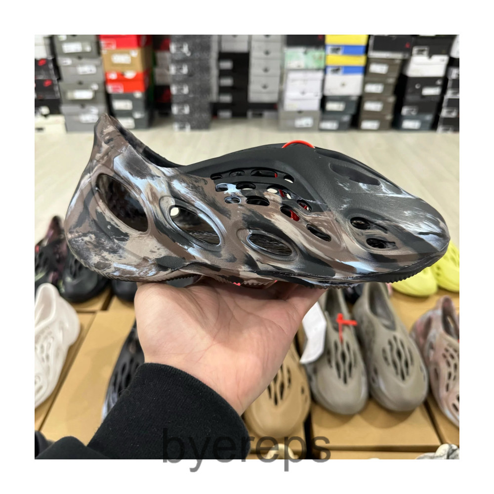 Yeezy Foam RNNR (lots of cw) — photo 2 of 4