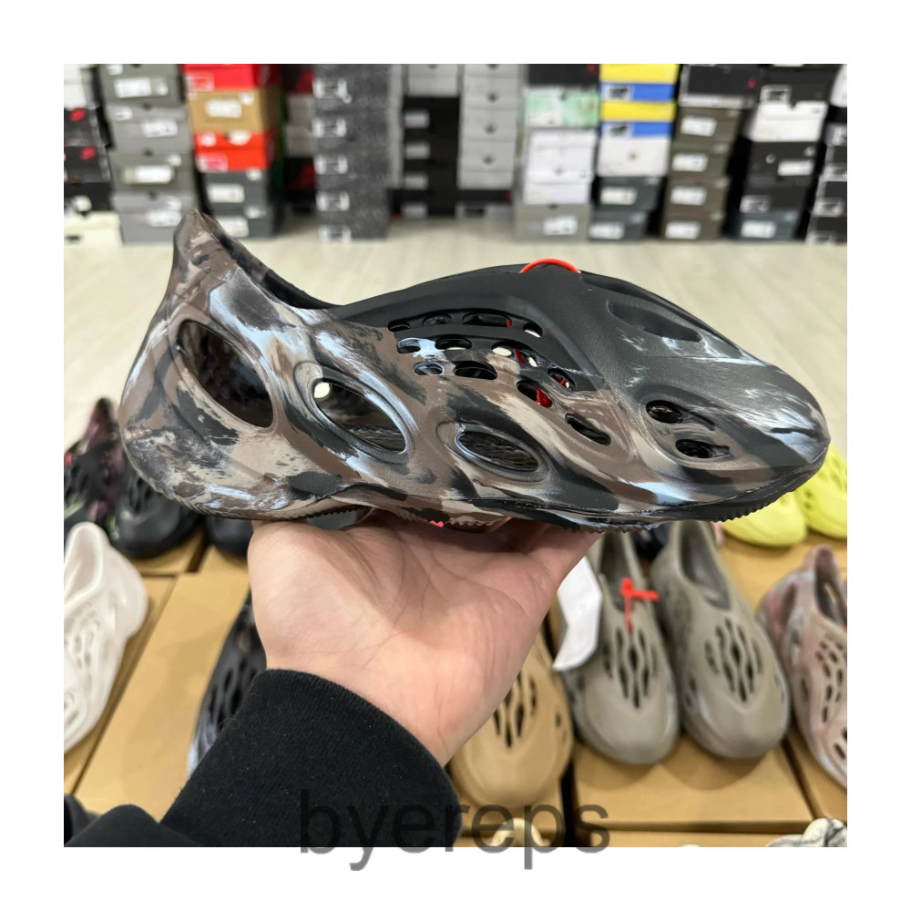 Adidas Yeezy Foam Runners — photo 2 of 4