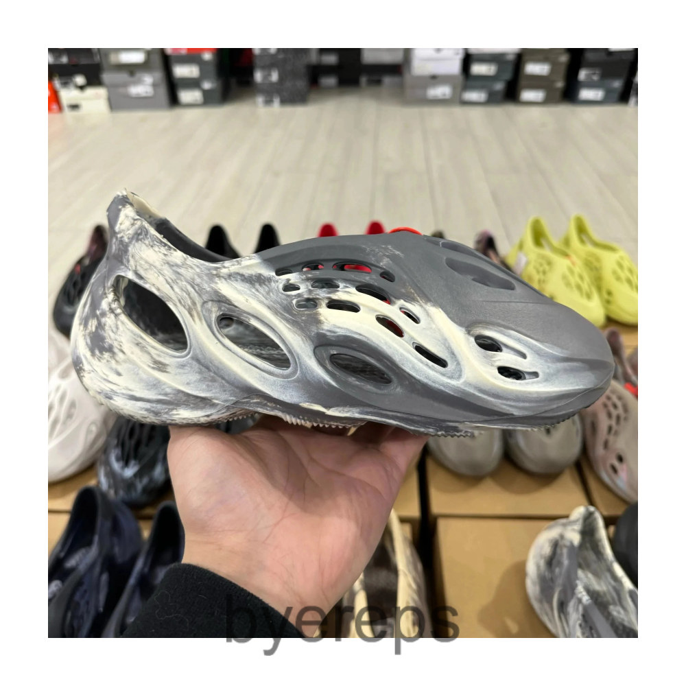 Adidas Yeezy Foam Runners — photo 4 of 4