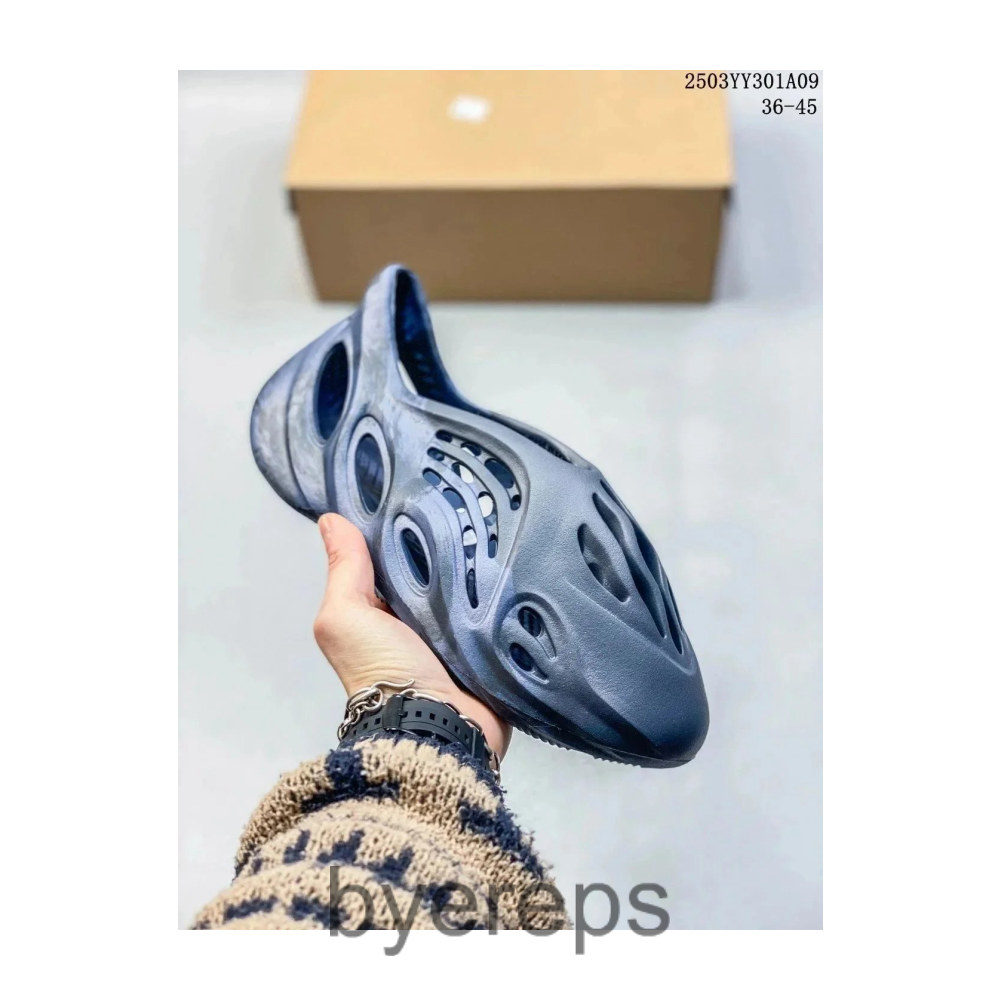 Yeezy Foam Runnr — photo 2 of 4