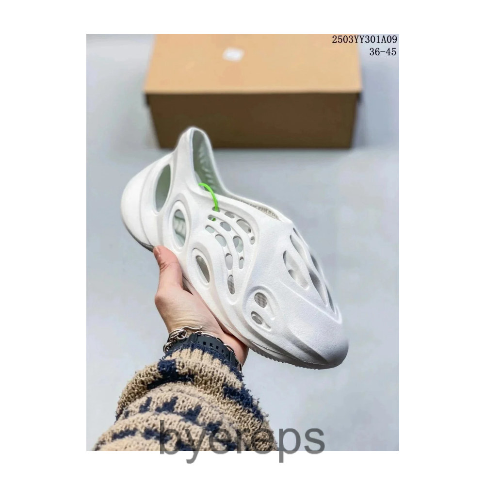 Yeezy Foam Runnr — photo 3 of 4