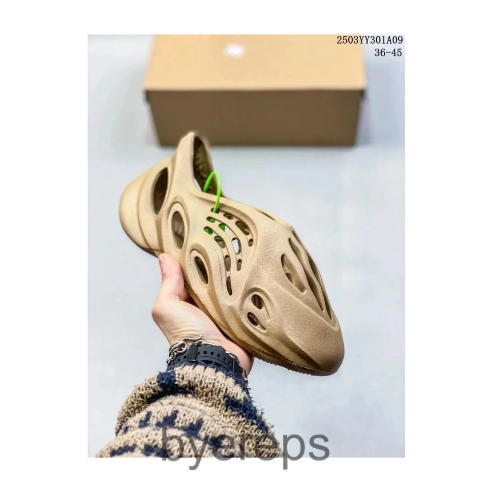 Yeezy Foam Runnr — photo 4 of 4