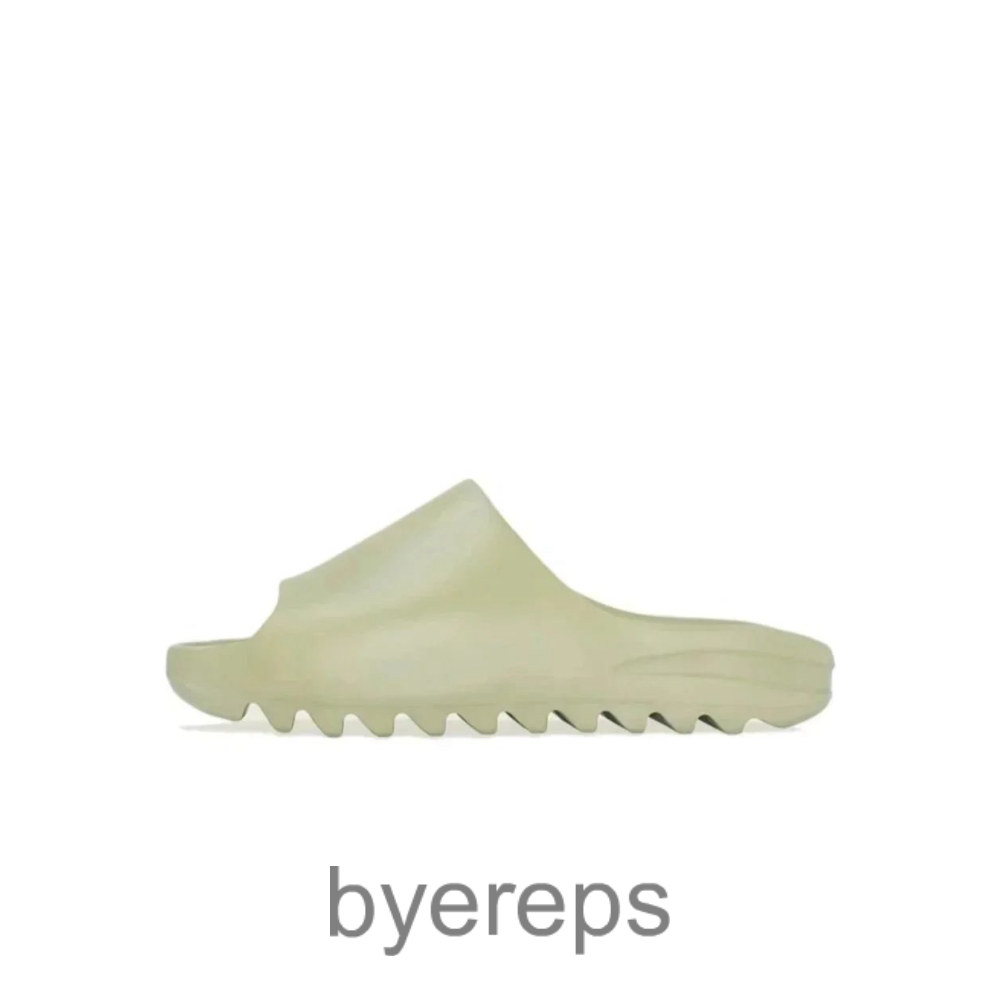 Yeezy slides — photo 4 of 4
